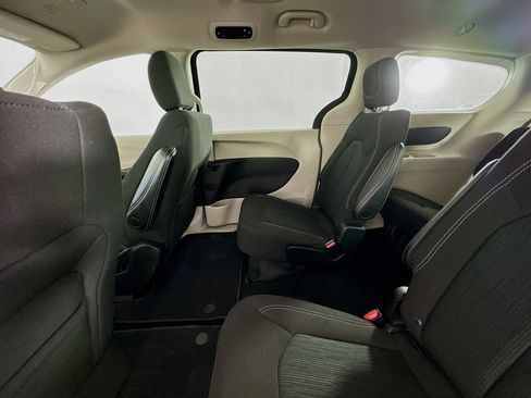 Used 2022 Chrysler Voyager LX FWD image 23
