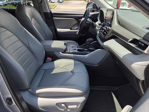Used 2022 Toyota Highlander XLE FWD image 18