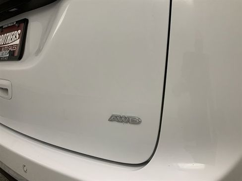 Used 2024 Chrysler Pacifica Touring-L image 6