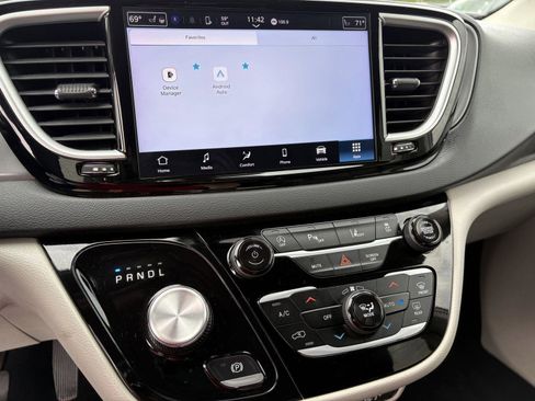 Used 2023 Chrysler Pacifica Touring-L FWD image 18