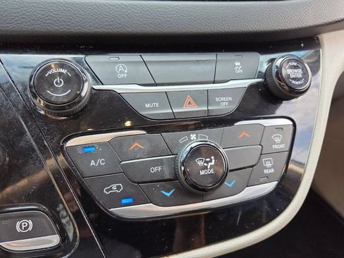 Used 2020 Chrysler Voyager LX FWD image 28