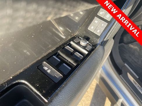 Used 2018 Land Rover Range Rover Velar S image 11