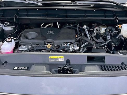 Used 2024 Toyota Highlander XLE FWD image 30