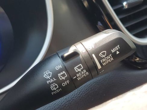 Used 2023 Chrysler Pacifica Touring-L FWD image 15