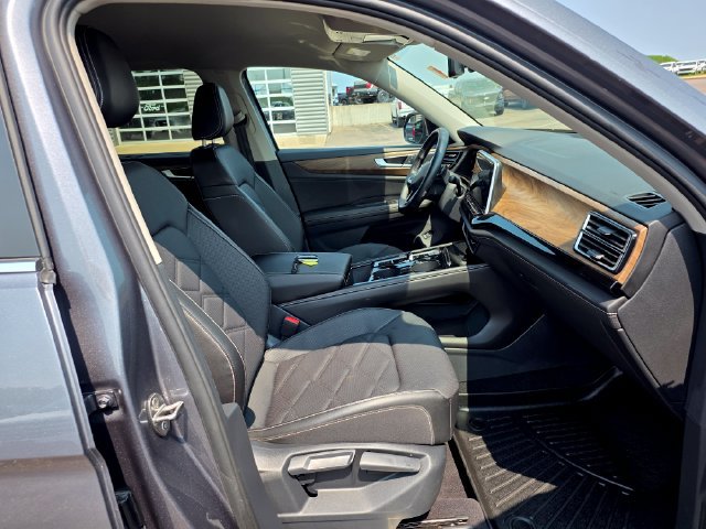 Used 2024 Volkswagen Atlas SE AWD/4WD image 16