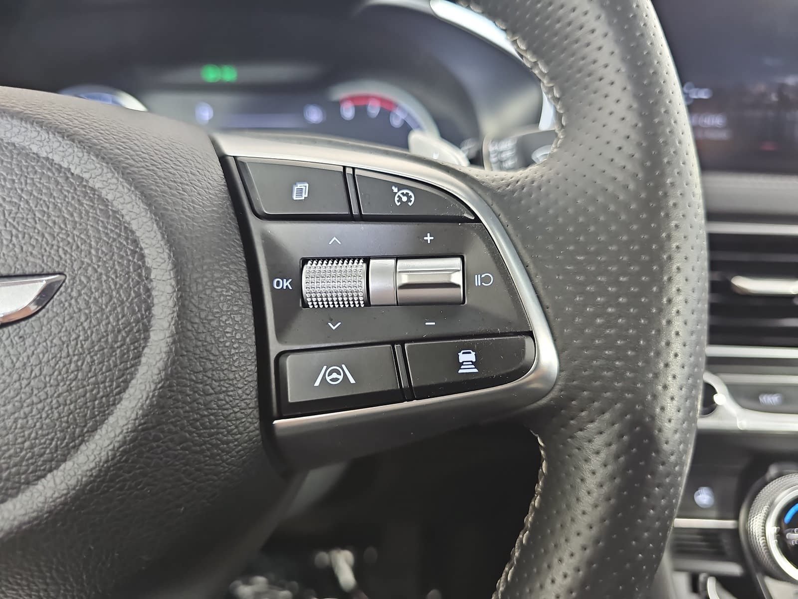 Used 2023 Genesis G70 2.0T AWD/4WD image 17