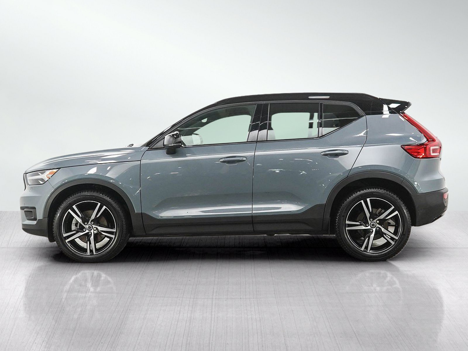 Used 2022 Volvo XC40 T5 R-Design AWD/4WD image 2