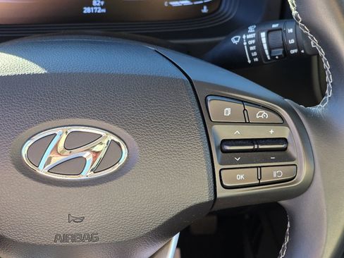 Used 2024 Hyundai Venue SEL image 17