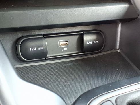 Used 2025 Kia Soul LX w/ LX Technology Package FWD image 30