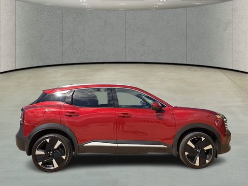 Used 2025 Nissan Kicks SR AWD/4WD image 3