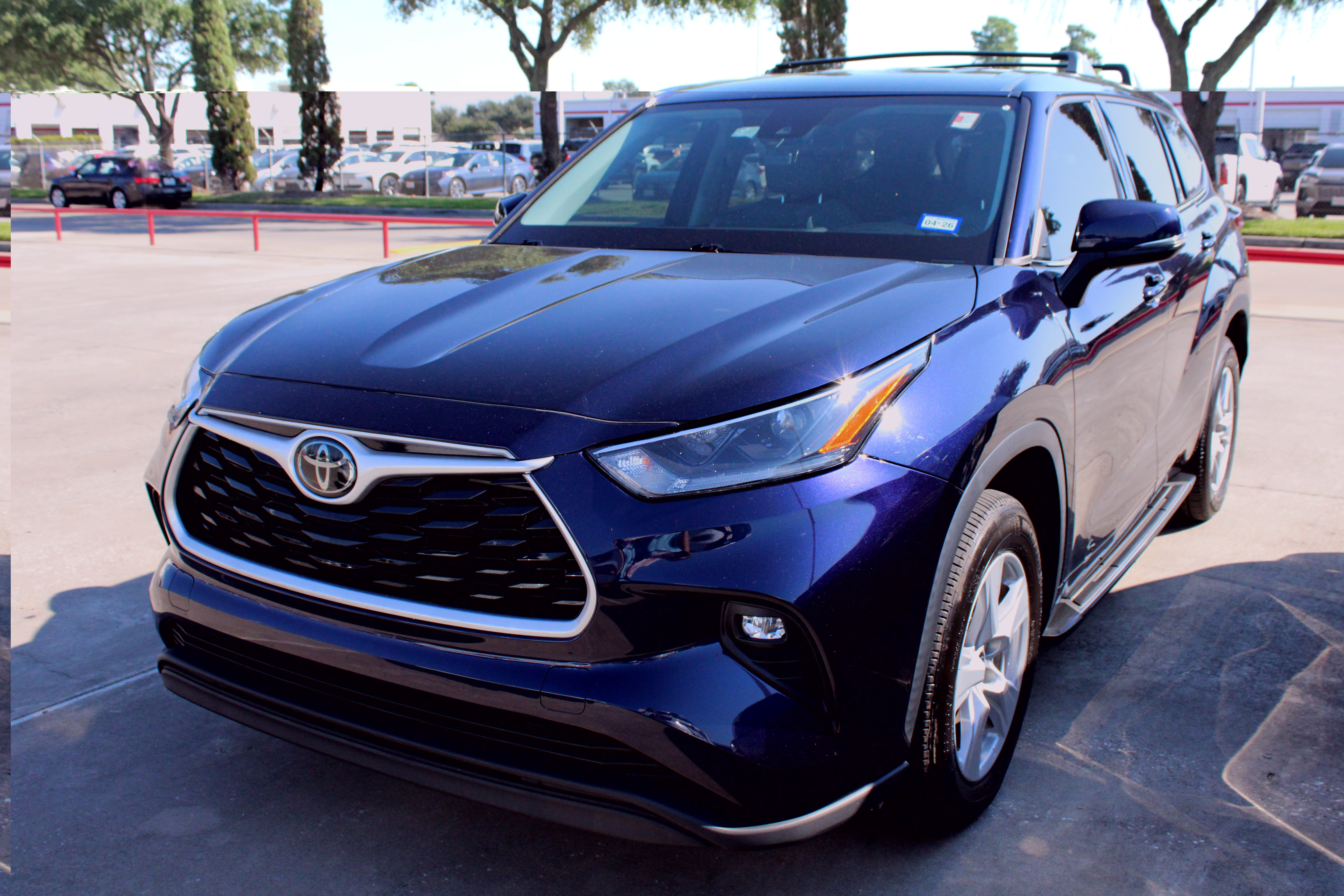 Used 2021 Toyota Highlander LE FWD image 3