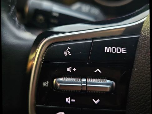 Used 2022 Kia Carnival LX image 14