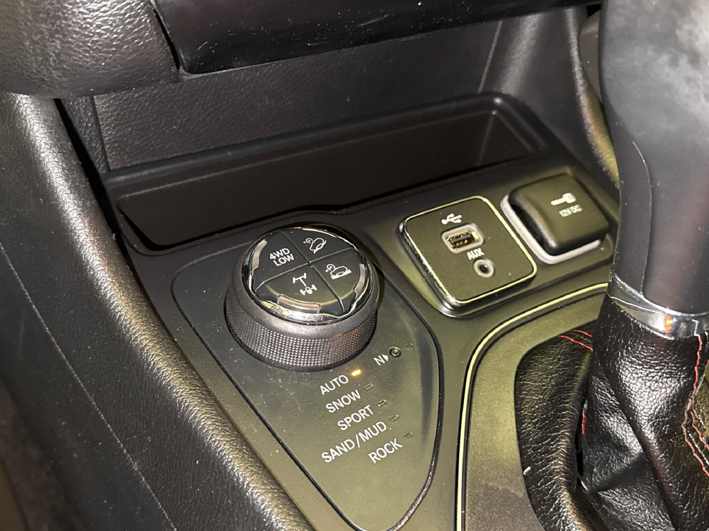 Used 2020 Jeep Grand Cherokee Altitude AWD/4WD image 28