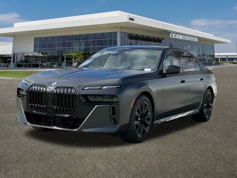 Used 2025 BMW 760i xDrive w/ Premium Package image 4