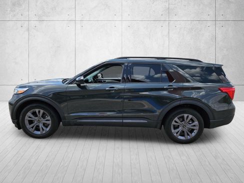 Used 2023 Ford Explorer XLT w/ Equipment Group 202A AWD/4WD image 4