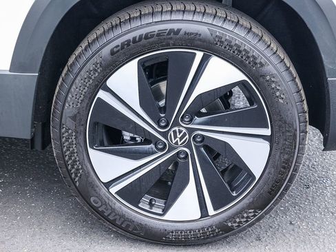 New 2025 Volkswagen Taos SE image 11