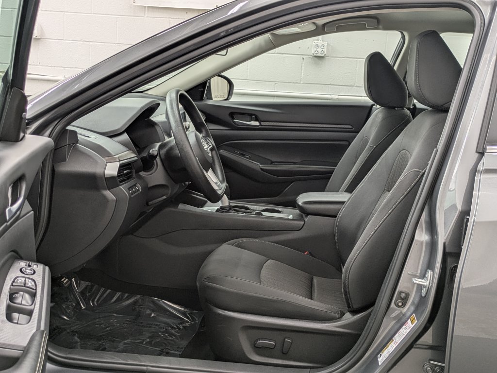 Used 2025 Nissan Altima 2.5 SV FWD image 3