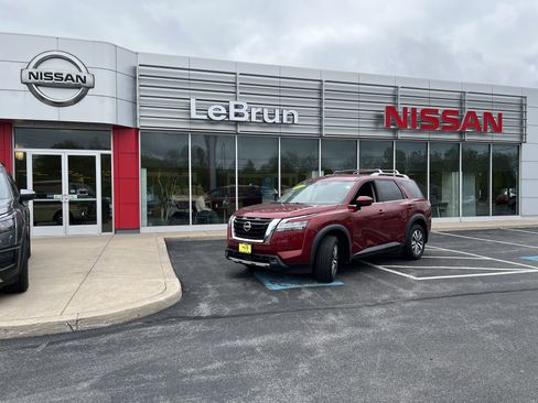 Used 2022 Nissan Pathfinder SL image 1