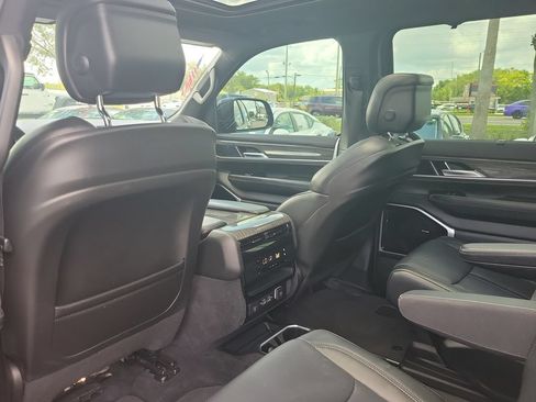 Used 2022 Jeep Wagoneer Series III w/ Premium Group I AWD/4WD image 7