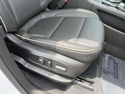 Used 2023 Chevrolet Traverse Premier FWD image 11
