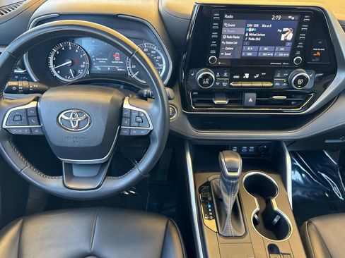 Used 2022 Toyota Highlander XLE FWD image 17