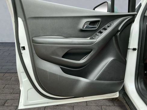 Used 2022 Chevrolet Trax LT w/ Driver Confidence Package image 10