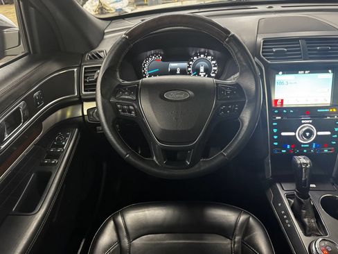 Used 2018 Ford Explorer Platinum AWD/4WD image 16
