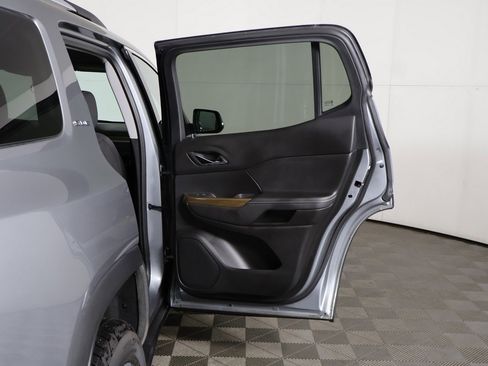 Used 2023 GMC Acadia SLE w/ Driver Convenience Package image 23