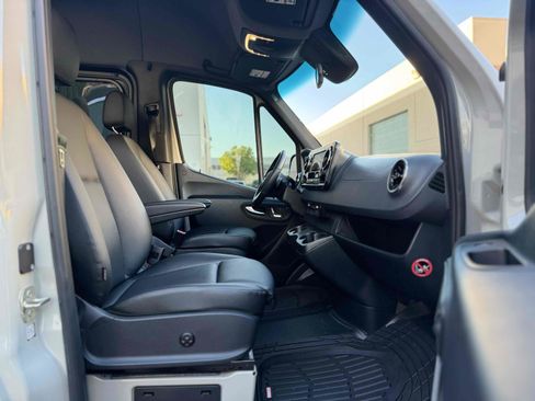 Used 2024 Mercedes-Benz Sprinter 2500 image 13