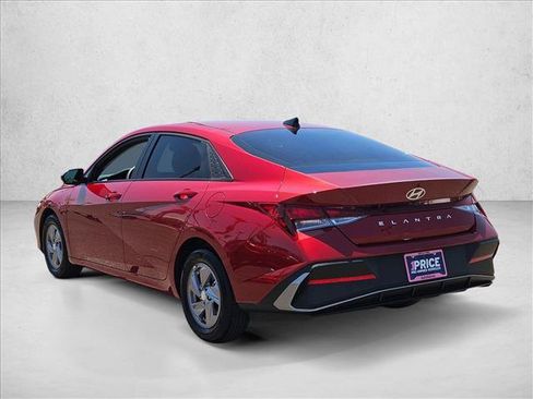 Used 2025 Hyundai Elantra SE FWD image 7