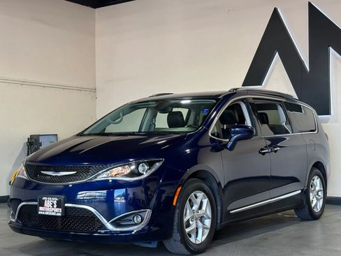 Used 2020 Chrysler Pacifica Touring-L w/ Tire & Wheel Group FWD image 1