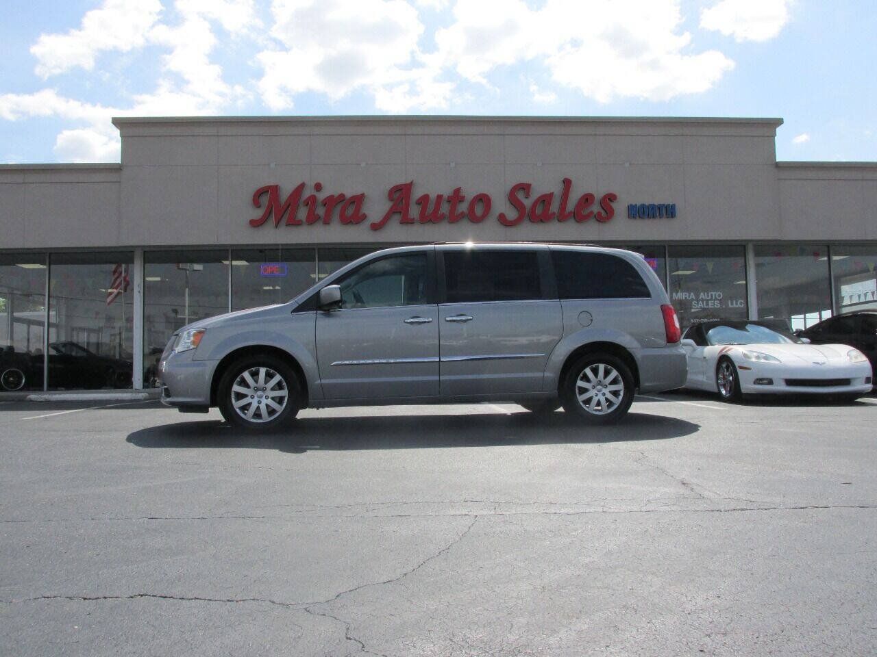 Used 2015 Chrysler Town & Country Touring w/ Driver Convenience Group FWD image 3
