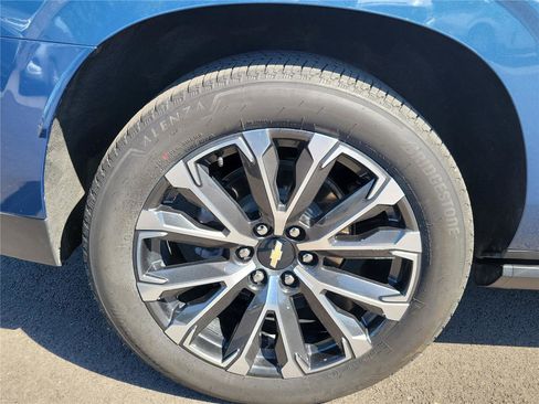 Used 2025 Chevrolet Suburban High Country AWD/4WD image 5
