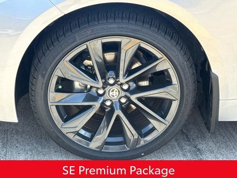 Used 2026 Toyota Corolla SE w/ SE Premium Package image 5