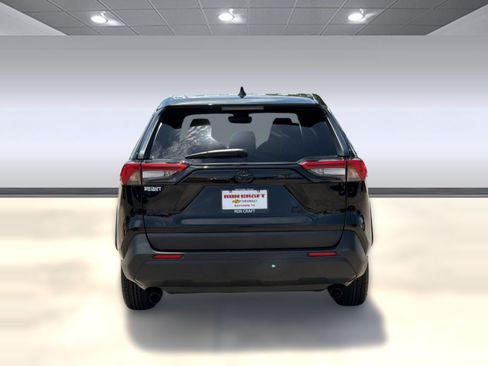 Used 2022 Toyota RAV4 LE FWD image 10