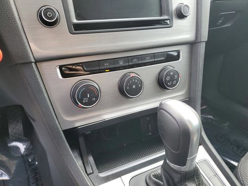 Used 2016 Volkswagen Golf S image 18