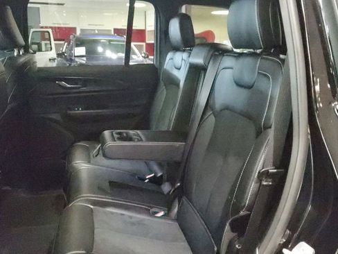 Used 2025 Jeep Grand Cherokee Altitude image 13