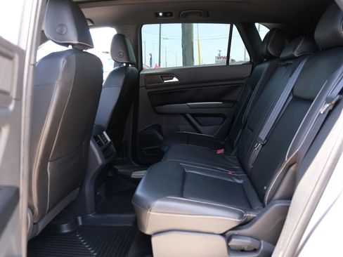 Used 2020 Volkswagen Atlas Cross Sport SE w/ Panoramic Sunroof Package FWD image 12