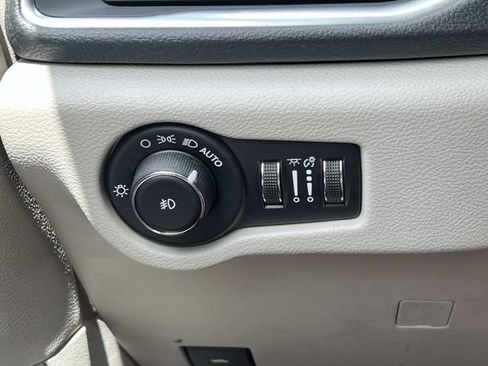 Used 2020 Chrysler Pacifica Limited FWD image 30