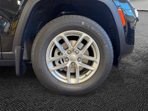 New 2025 Jeep Grand Cherokee Laredo X w/ Luxury Tech Group I image 11