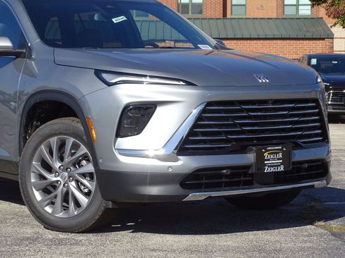 New 2025 Buick Enclave Preferred w/ Super Cruise Package image 2