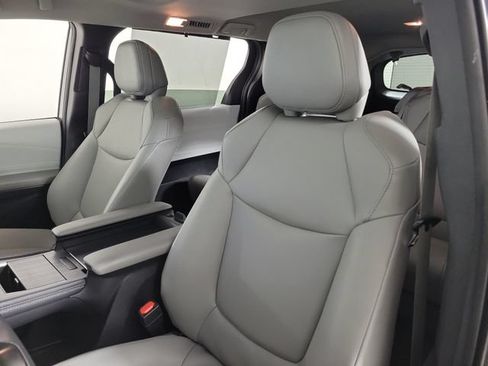 Used 2025 Toyota Sienna XLE FWD image 19