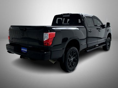 Used 2019 Nissan Titan SV w/ SV Convenience Package image 5