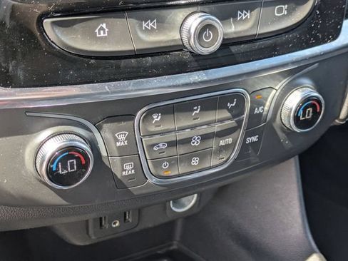 Used 2022 Chevrolet Traverse LT FWD image 24