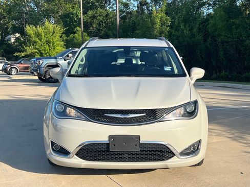 Used 2020 Chrysler Pacifica Touring-L FWD image 2