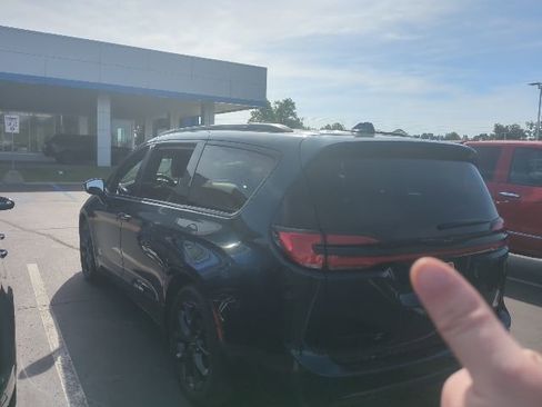 Used 2022 Chrysler Pacifica Touring-L w/ S Appearance Package FWD image 6