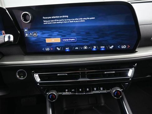 Used 2025 Chevrolet Traverse LT image 10