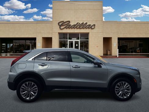 Used 2024 Cadillac XT4 Premium Luxury image 2