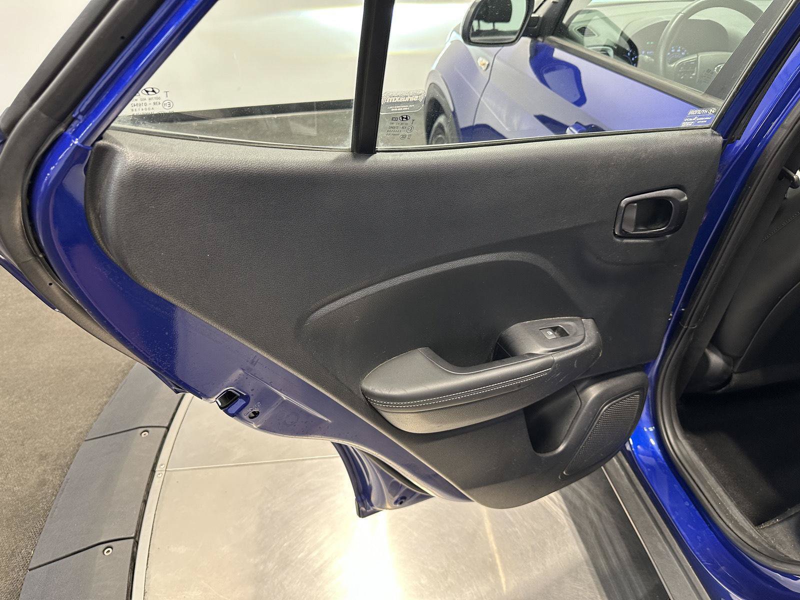 Used 2022 Hyundai Venue Limited FWD image 24
