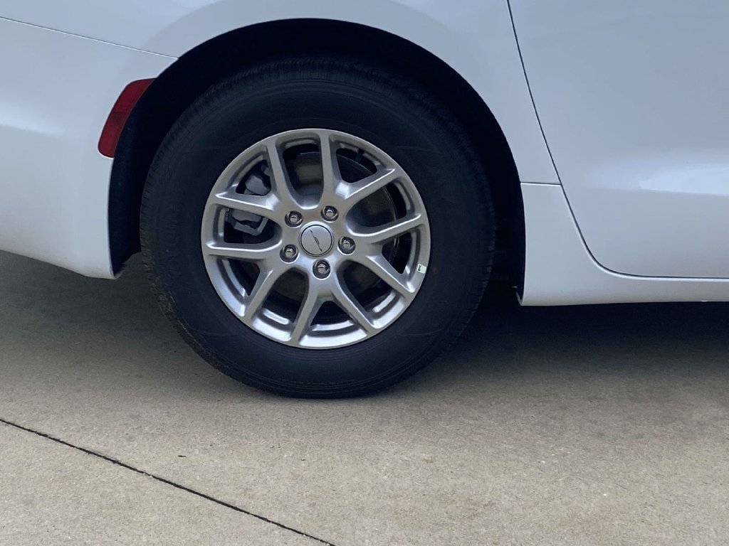 New 2027 Chrysler Pacifica Select FWD image 37